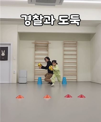'경찰과 도둑' 규칙 놀이를 하는 아이들