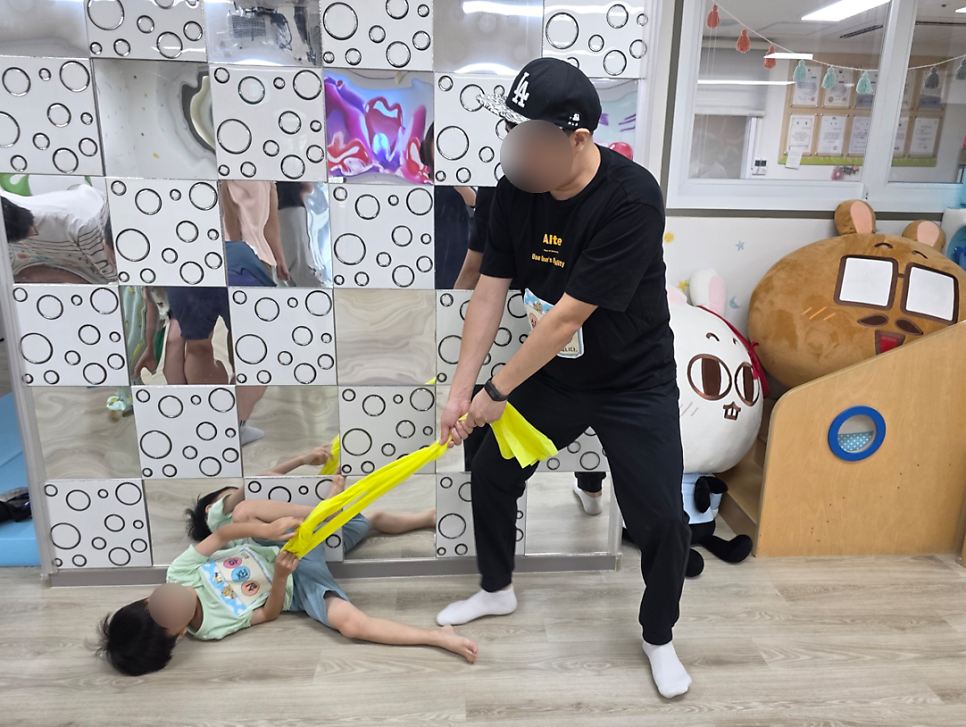 밴드를 활용해 아빠와 아이가 함께 움직이는 모습