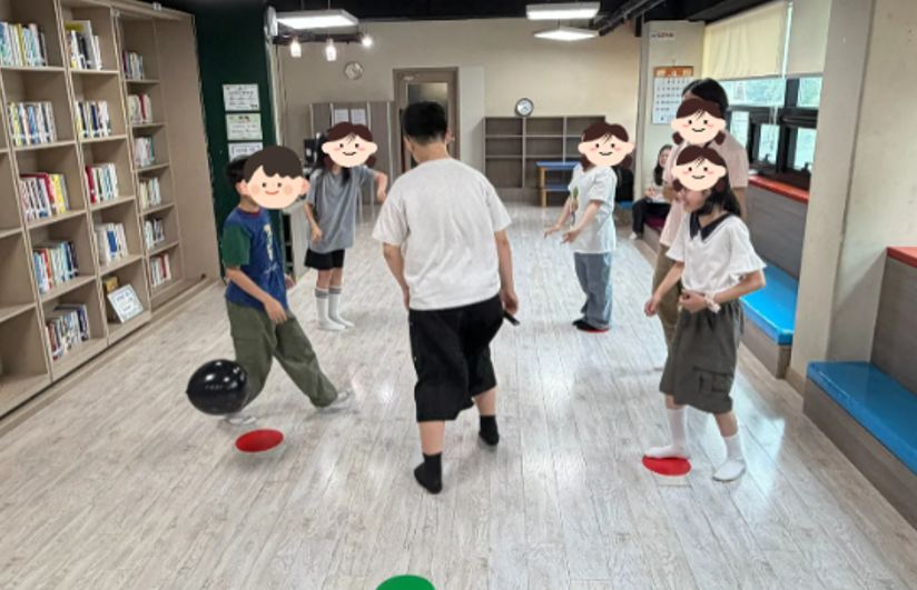 도서관에서 원판을 밟으며 움직이는 아이들