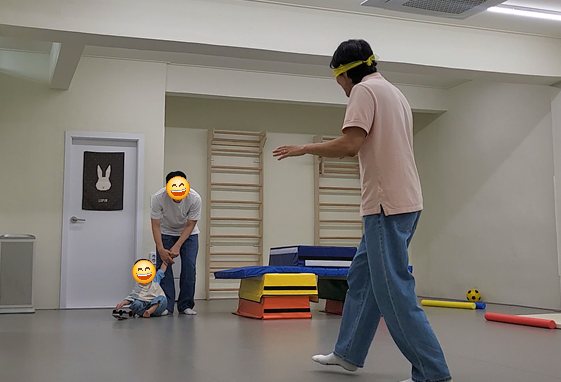 움직임 놀이터 수업실에서 눈을 가리고 소리를 따라 움직이는 신체놀이
