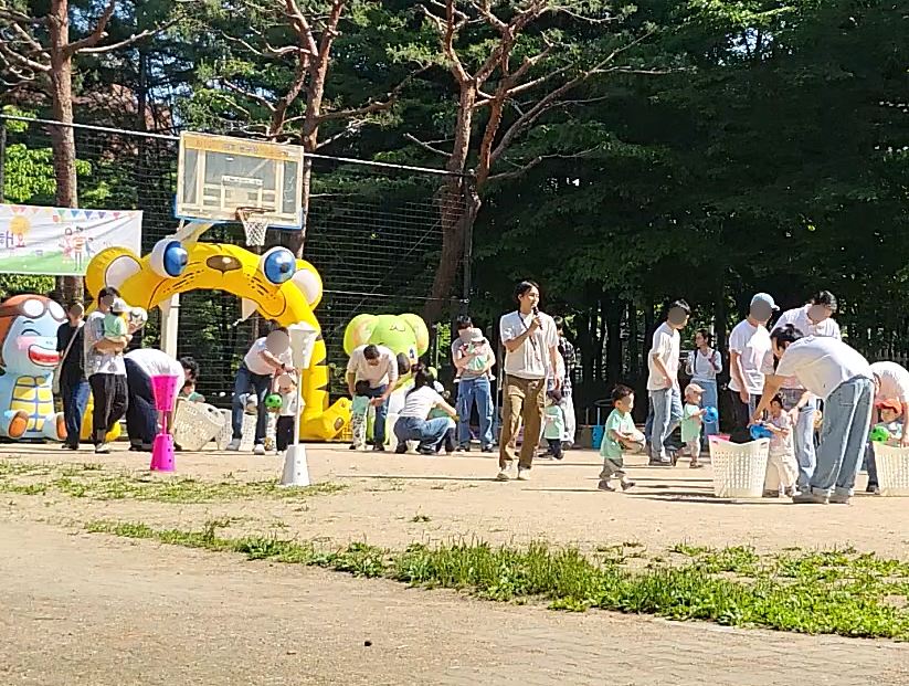 어린이집 야외 마당에서 진행한 아빠 참여 신체놀이